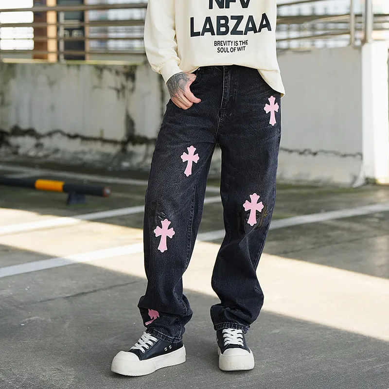 P260 💰 (top version) chrome hearts ss25 black leather Sanskrit fine jeans. Styles with different washed textures, very friendly to people with thin legs and thick legs. The slightly flared version is very flattering to the leg shape. The moderate length is timeless and easy to match. It is the basis of various styles. It is a must-have in the wardrobe! The fabric is stiff but also makes the upper body soft without losing texture. The washing process is even more perfect. It is a must-have item for everyone! ! !  Color: black Size: 30-32-34-36 30 32 34 36 Waist circumference 80 85 90 95 Sitting circumference 105 130 115 120 Foot opening 46 47 48 49 External length 102 103 104 105